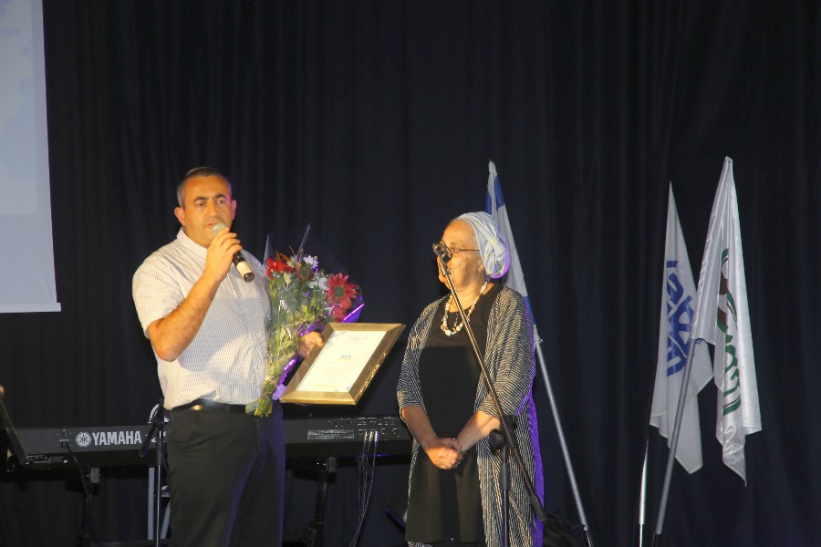 סמי קרסנטי מעניק תעודת הוקרה לרות פסדר