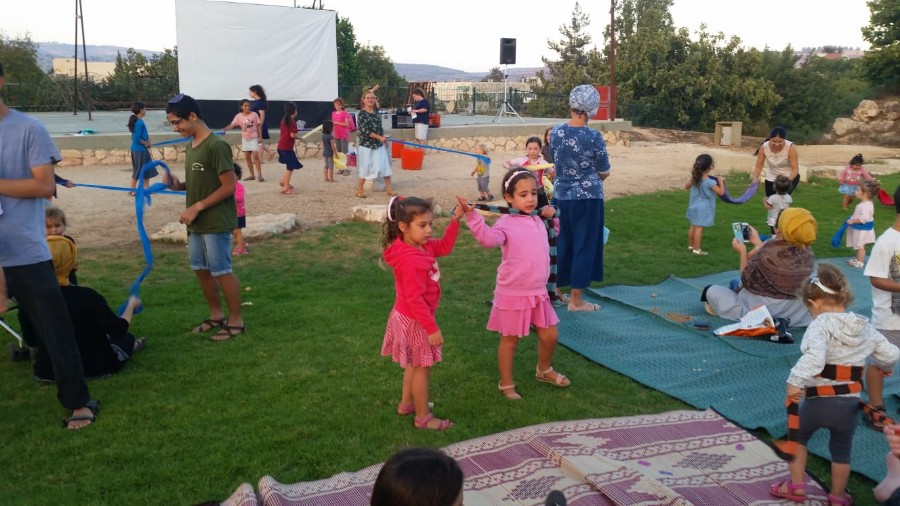 פעילות מוסיקלית לקטנטנים באמפי עם נעמה קפלן