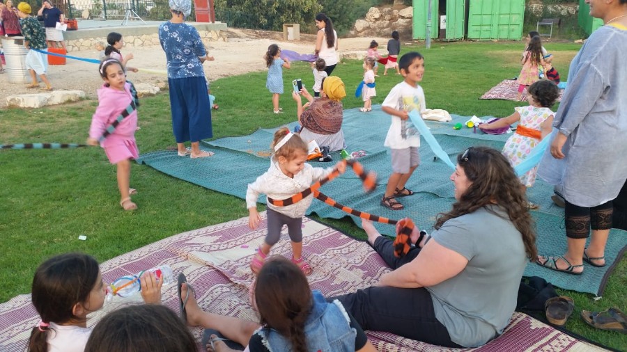 פעילות מוסיקלית לקטנטנים באמפי עם נעמה קפלן