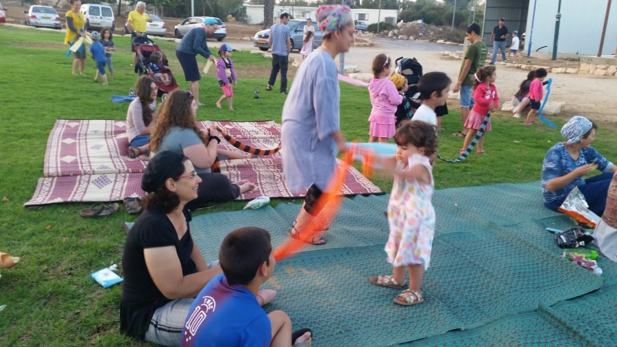 פעילות מוסיקלית לקטנטנים באמפי עם נעמה קפלן