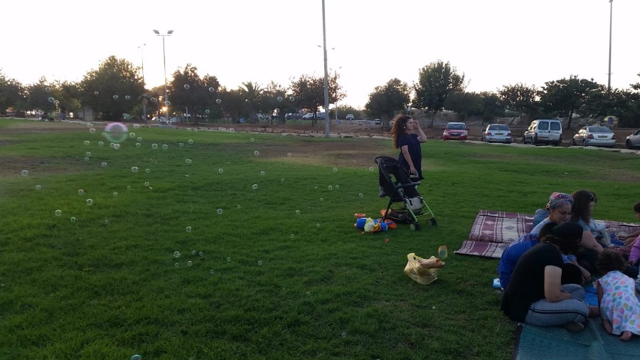 פעילות מוסיקלית לקטנטנים באמפי עם נעמה קפלן