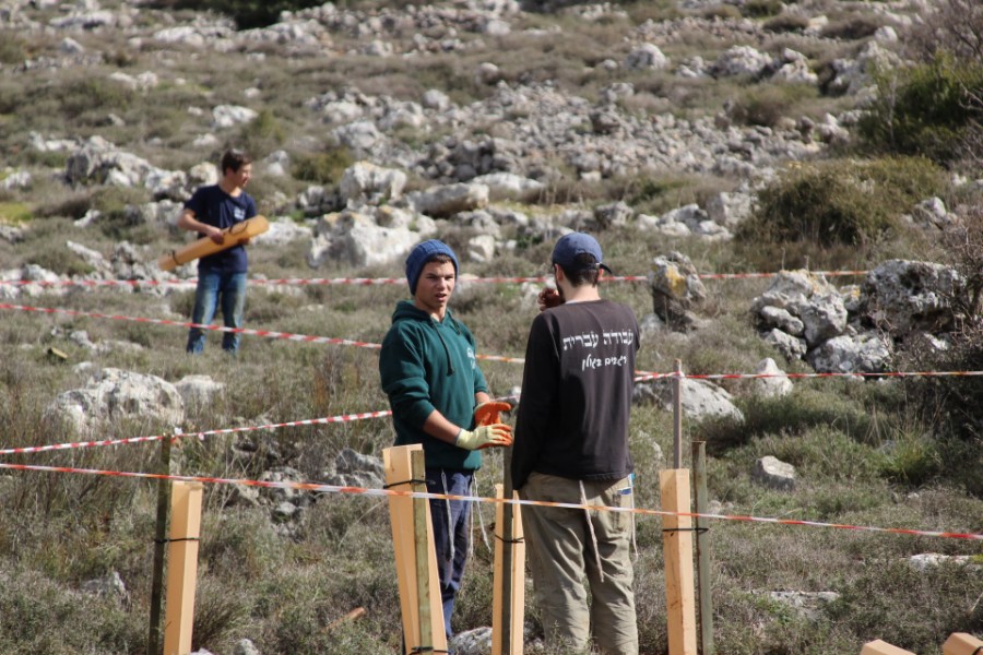 נוער עפרה באירוע נטיעת חורשה לזכר עמיעד ישראל - התינוק שנרצח בפיגוע בכניסה ליישוב