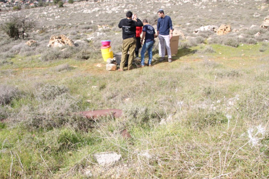 נוער עפרה באירוע נטיעת חורשה לזכר עמיעד ישראל - התינוק שנרצח בפיגוע בכניסה ליישוב