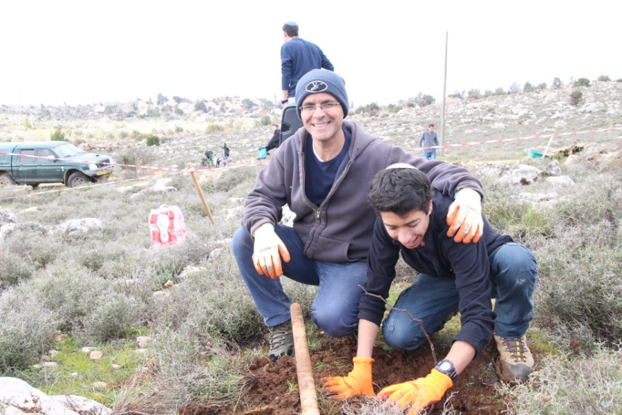 נוער עפרה באירוע נטיעת חורשה לזכר עמיעד ישראל - התינוק שנרצח בפיגוע בכניסה ליישוב