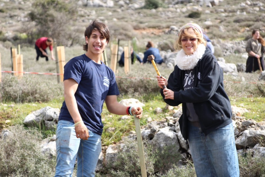 נוער עפרה באירוע נטיעת חורשה לזכר עמיעד ישראל - התינוק שנרצח בפיגוע בכניסה ליישוב