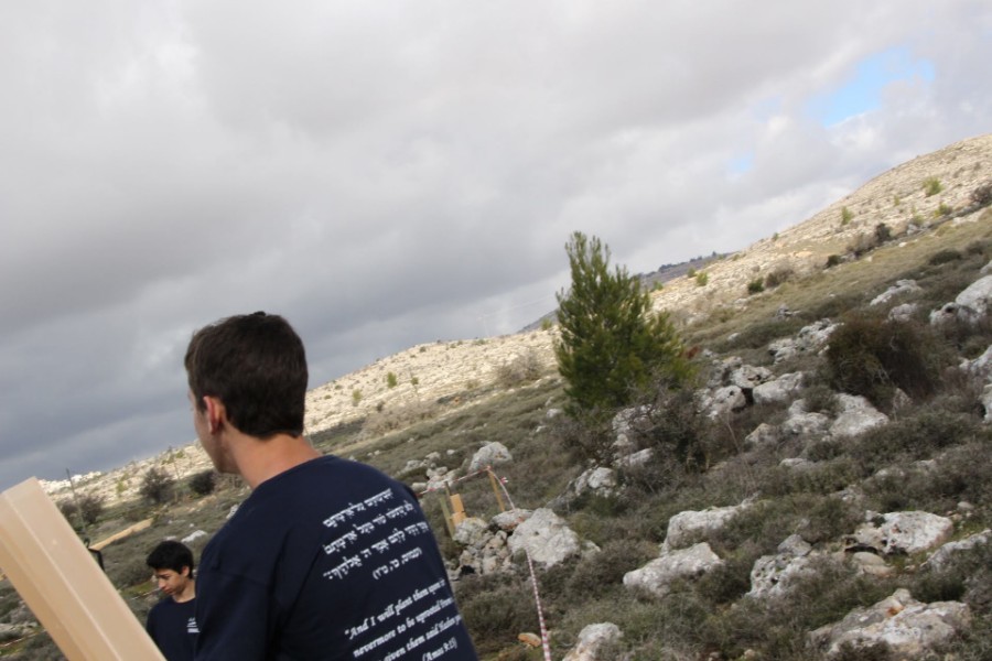 נוער עפרה באירוע נטיעת חורשה לזכר עמיעד ישראל - התינוק שנרצח בפיגוע בכניסה ליישוב