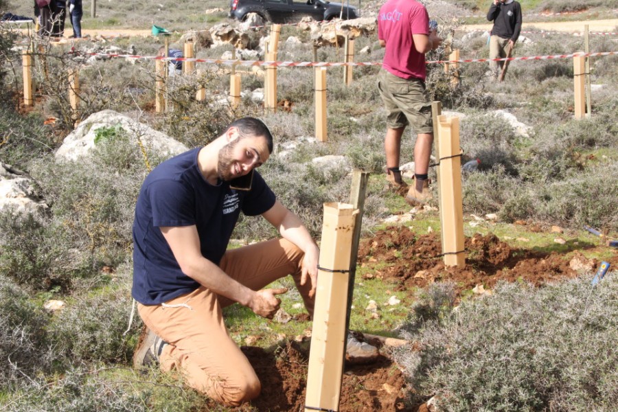 נוער עפרה באירוע נטיעת חורשה לזכר עמיעד ישראל - התינוק שנרצח בפיגוע בכניסה ליישוב