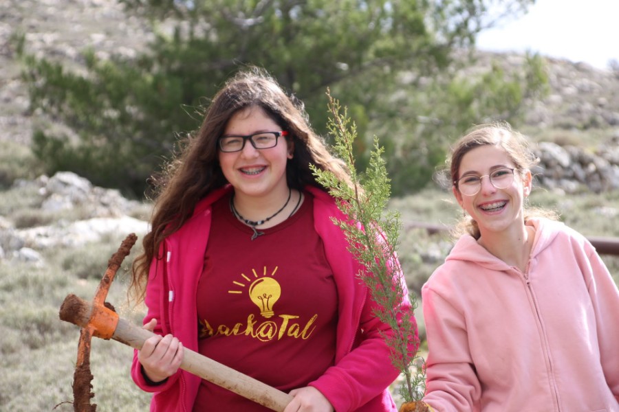 נוער עפרה באירוע נטיעת חורשה לזכר עמיעד ישראל - התינוק שנרצח בפיגוע בכניסה ליישוב