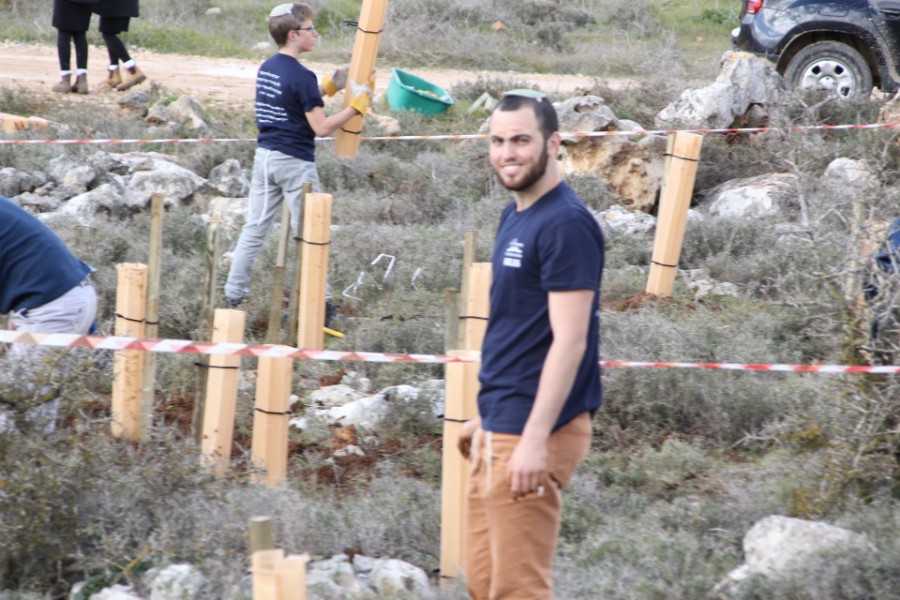 נוער עפרה באירוע נטיעת חורשה לזכר עמיעד ישראל - התינוק שנרצח בפיגוע בכניסה ליישוב