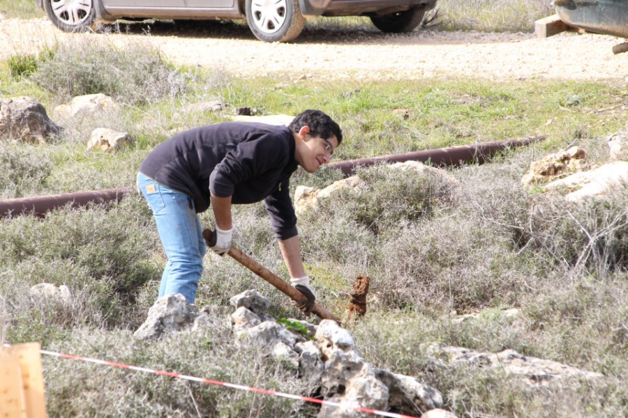 נוער עפרה באירוע נטיעת חורשה לזכר עמיעד ישראל - התינוק שנרצח בפיגוע בכניסה ליישוב