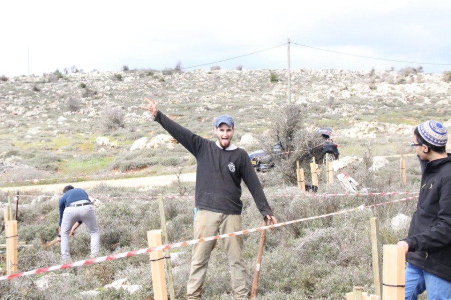 נוער עפרה באירוע נטיעת חורשה לזכר עמיעד ישראל - התינוק שנרצח בפיגוע בכניסה ליישוב