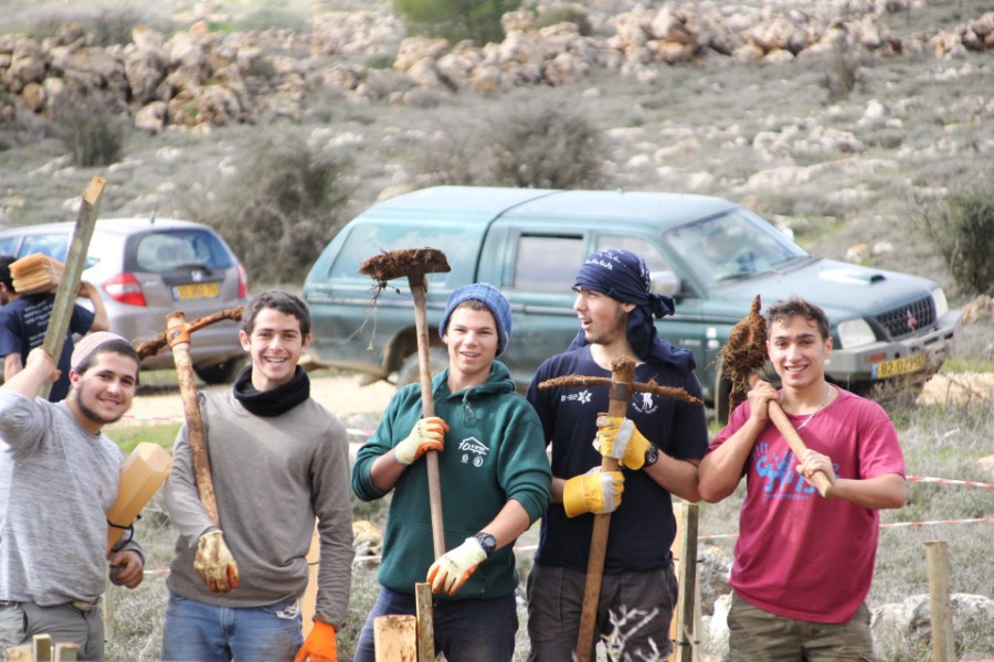 נוער עפרה באירוע נטיעת חורשה לזכר עמיעד ישראל - התינוק שנרצח בפיגוע בכניסה ליישוב