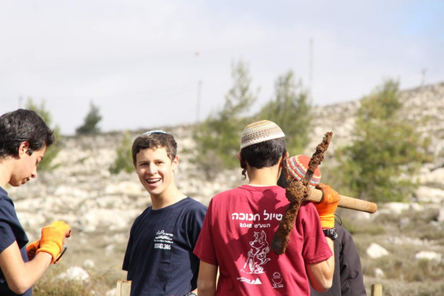 נוער עפרה באירוע נטיעת חורשה לזכר עמיעד ישראל - התינוק שנרצח בפיגוע בכניסה ליישוב