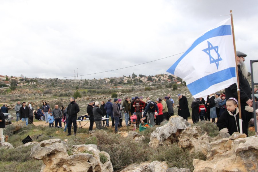 נוער עפרה באירוע נטיעת חורשה לזכר עמיעד ישראל - התינוק שנרצח בפיגוע בכניסה ליישוב