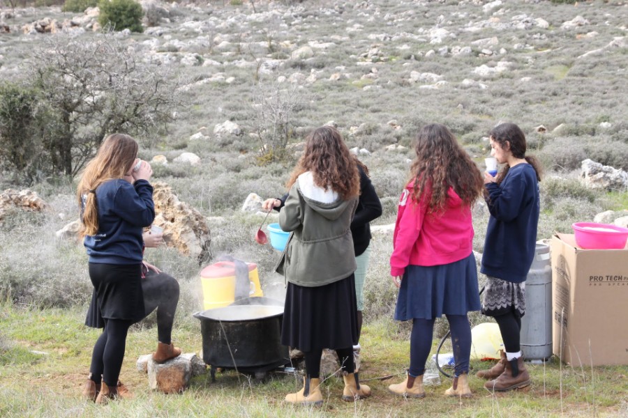 נוער עפרה באירוע נטיעת חורשה לזכר עמיעד ישראל - התינוק שנרצח בפיגוע בכניסה ליישוב