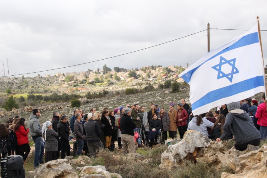 נוער עפרה באירוע נטיעת חורשה לזכר עמיעד ישראל - התינוק שנרצח בפיגוע בכניסה ליישוב