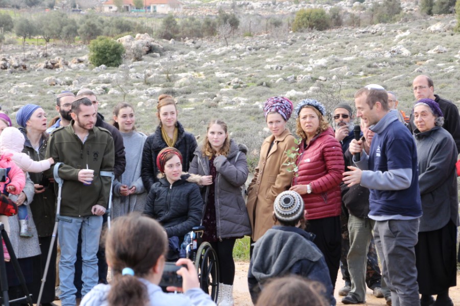 נוער עפרה באירוע נטיעת חורשה לזכר עמיעד ישראל - התינוק שנרצח בפיגוע בכניסה ליישוב