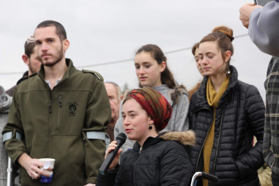 נוער עפרה באירוע נטיעת חורשה לזכר עמיעד ישראל - התינוק שנרצח בפיגוע בכניסה ליישוב