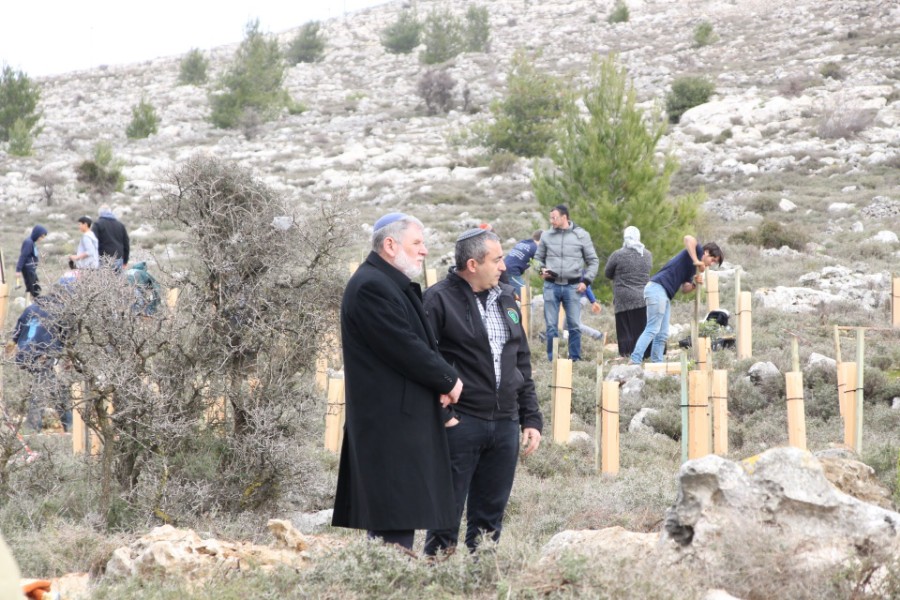 נוער עפרה באירוע נטיעת חורשה לזכר עמיעד ישראל - התינוק שנרצח בפיגוע בכניסה ליישוב