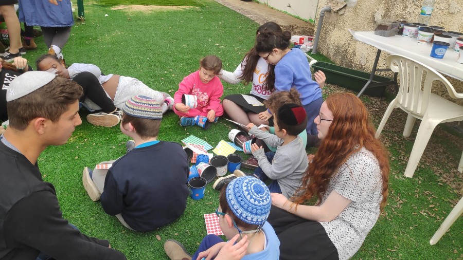 יום המעשים הטובים - ותיקי עפרה מקימים גינה קהילתית עם ילדי 'לב בנימין'