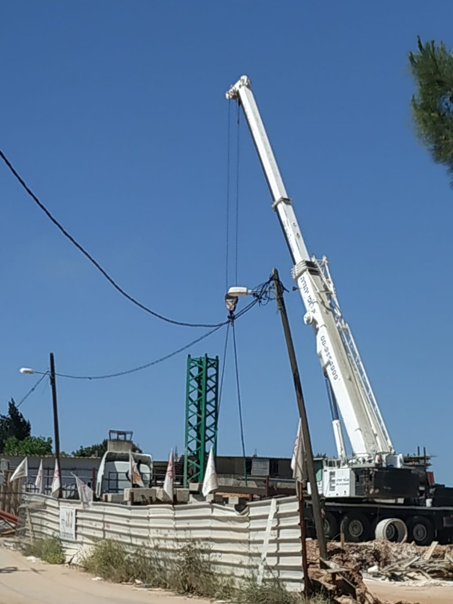 מנוף בניין בשכונה החדשה שנבנית