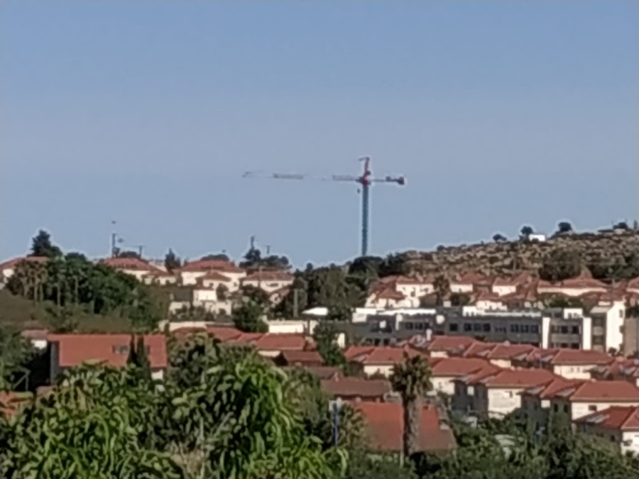 מנוף בניין בשכונה החדשה שנבנית