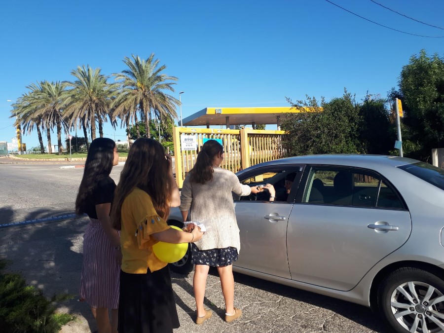 לכבוד יום עפרה - מחלקים עוגיות לנהגים בכניסה ליישוב