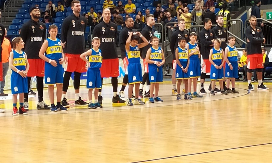 ילדי חוג הכדורסל במשחק של מכבי תל אביב