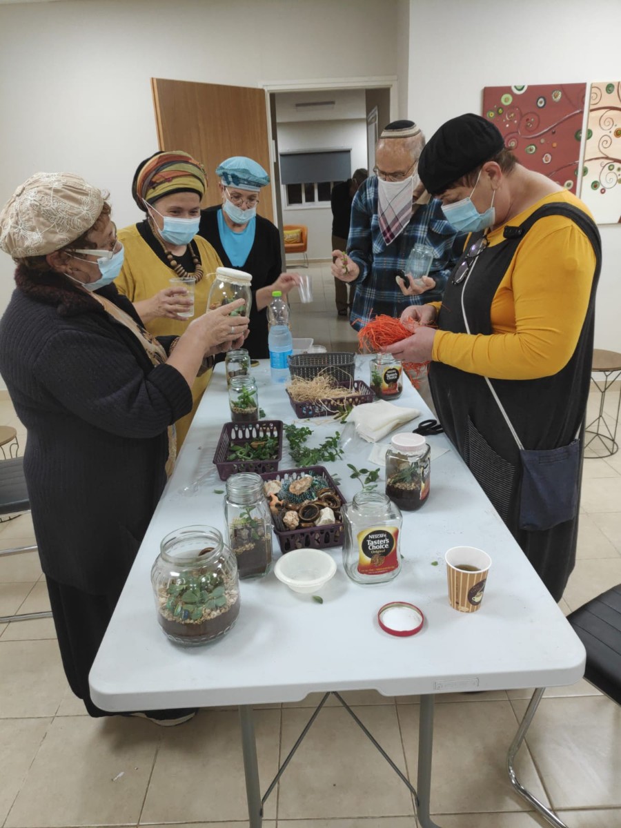 יצירה במועדון בהנחית בת שבע מבית אל