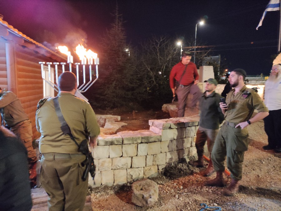 הדלקת נר שלישי של חנוכה תשפ"ב בבית פיני