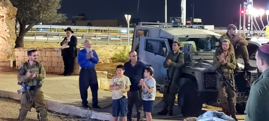 הדלקת נר שלישי של חנוכה תשפ"ב בבית פיני