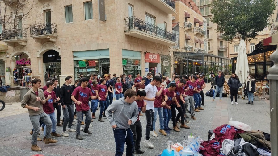 התרמה לקייטנת עמית במדרחוב בירושלים