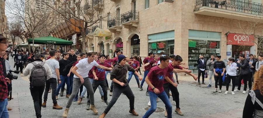 התרמה לקייטנת עמית במדרחוב בירושלים