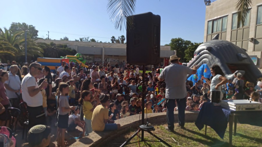 הפנינג פתיחת הקיץ - אבי באט במופע קסמים