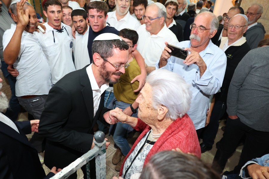 מעמד הכתרת הרב אחיה בן פזי | צילם: יהושע מנשה