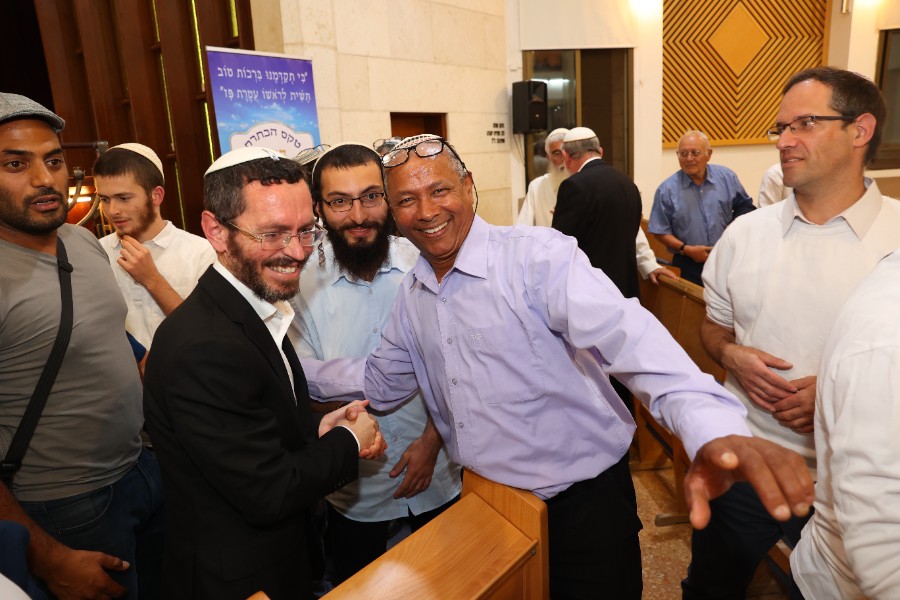 מעמד הכתרת הרב אחיה בן פזי | צילם: יהושע מנשה
