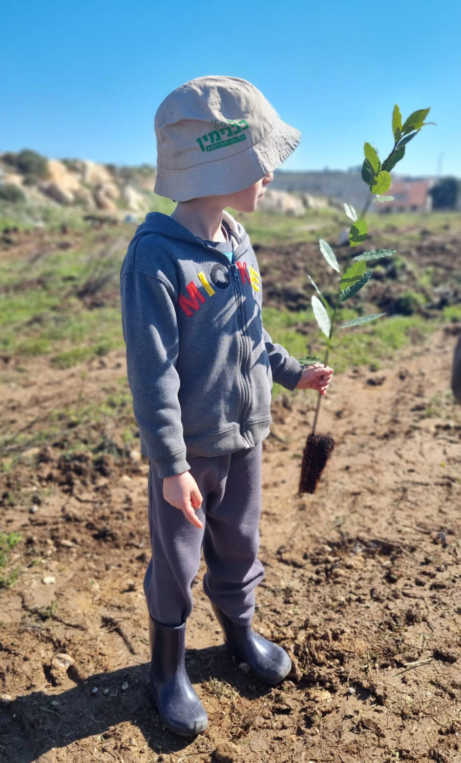 נטיעות ב-9 הבתים עם ילדי הגנים