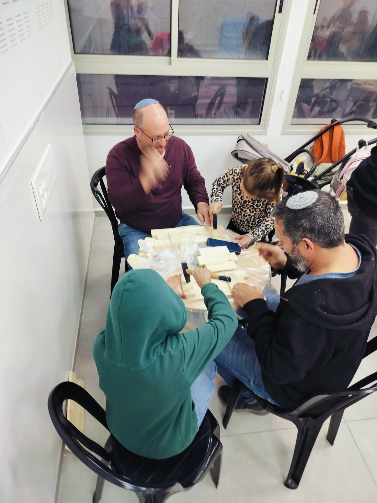 קהילת עפרה מחבקת את נופליה - בניית אדניות לכל המשפחה