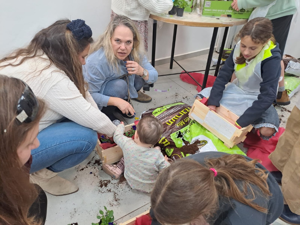 קהילת עפרה מחבקת את נופליה - בניית אדניות לכל המשפחה