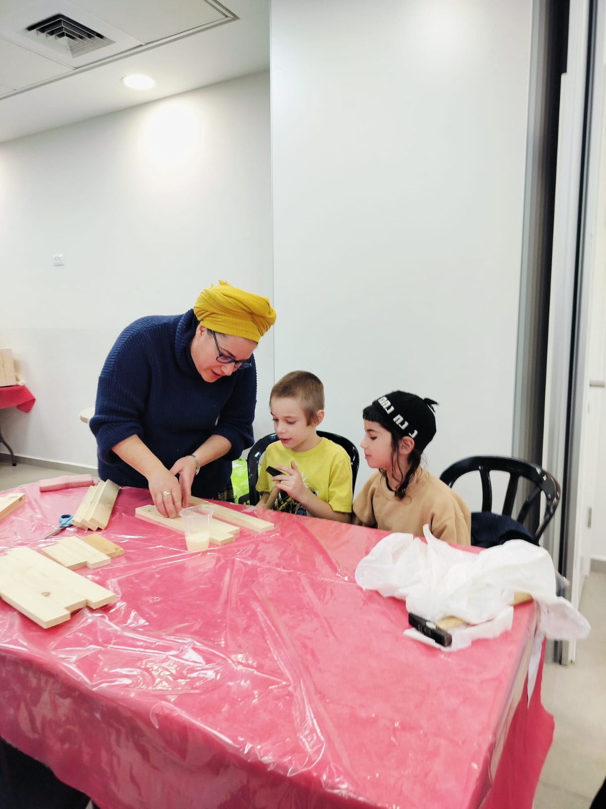קהילת עפרה מחבקת את נופליה - בניית אדניות לכל המשפחה