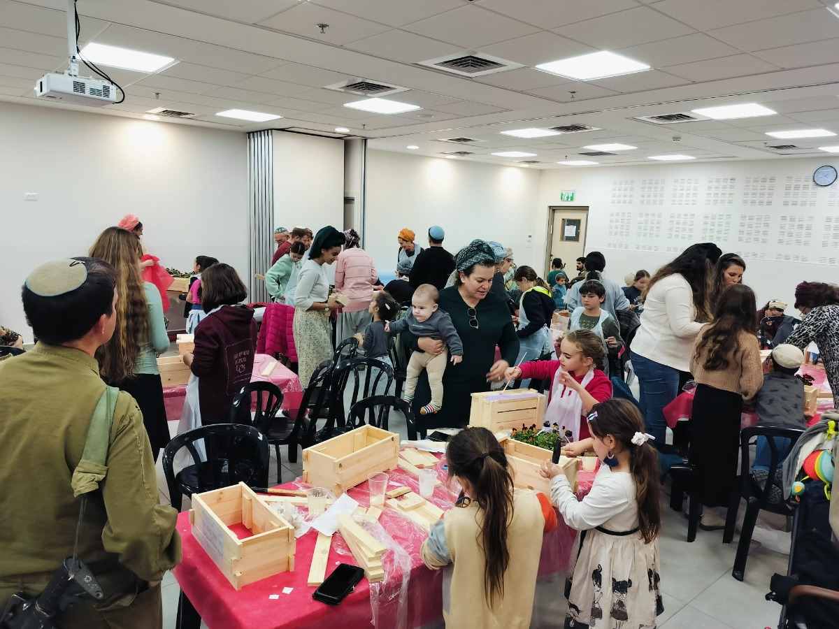 קהילת עפרה מחבקת את נופליה - בניית אדניות לכל המשפחה