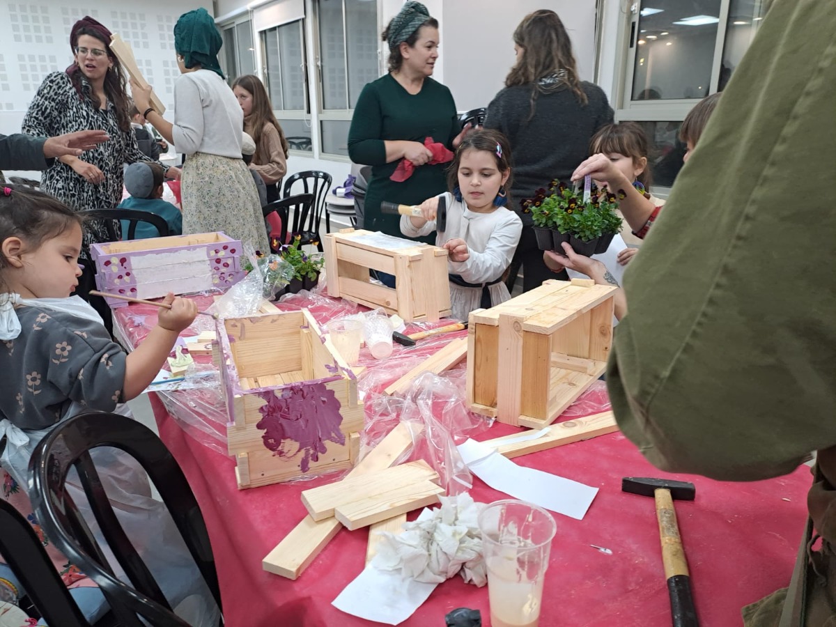 קהילת עפרה מחבקת את נופליה - בניית אדניות לכל המשפחה