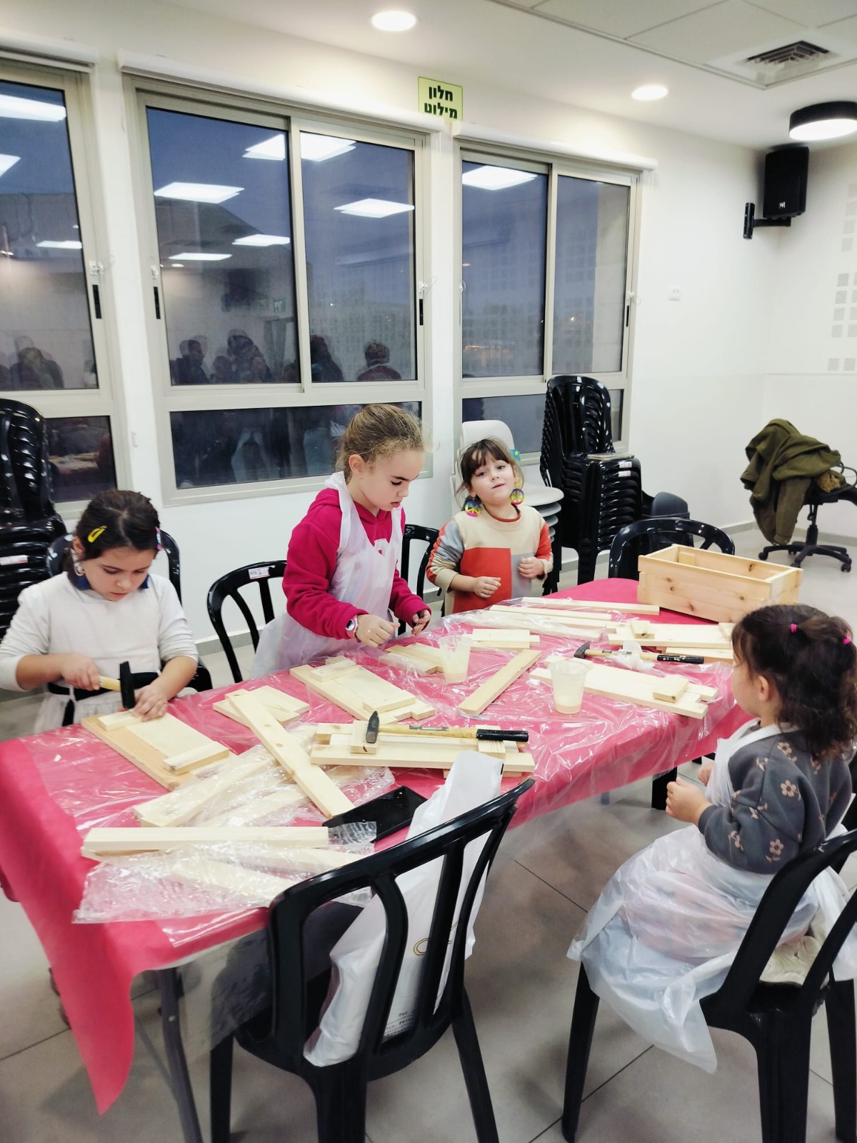 קהילת עפרה מחבקת את נופליה - בניית אדניות לכל המשפחה