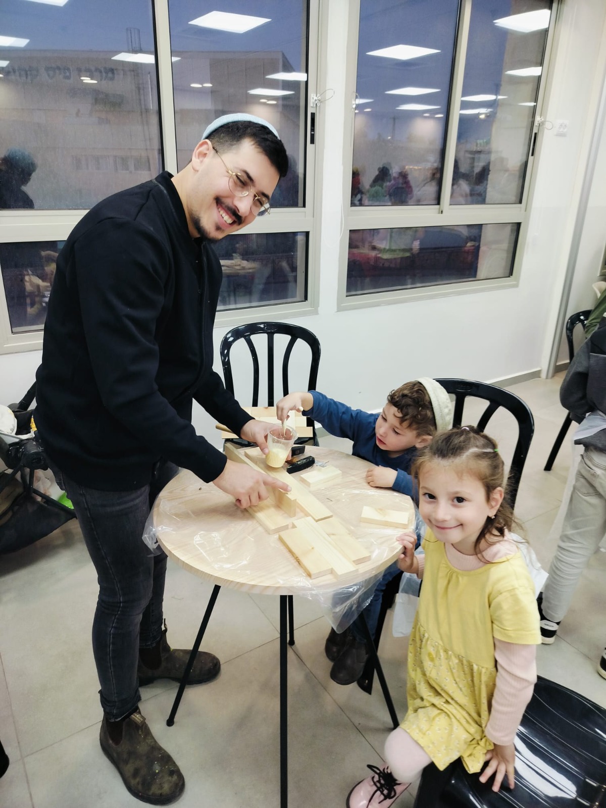 קהילת עפרה מחבקת את נופליה - בניית אדניות לכל המשפחה