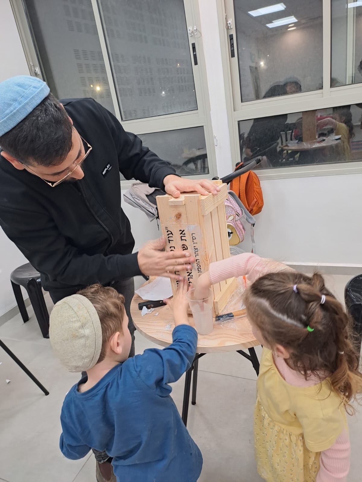 קהילת עפרה מחבקת את נופליה - בניית אדניות לכל המשפחה