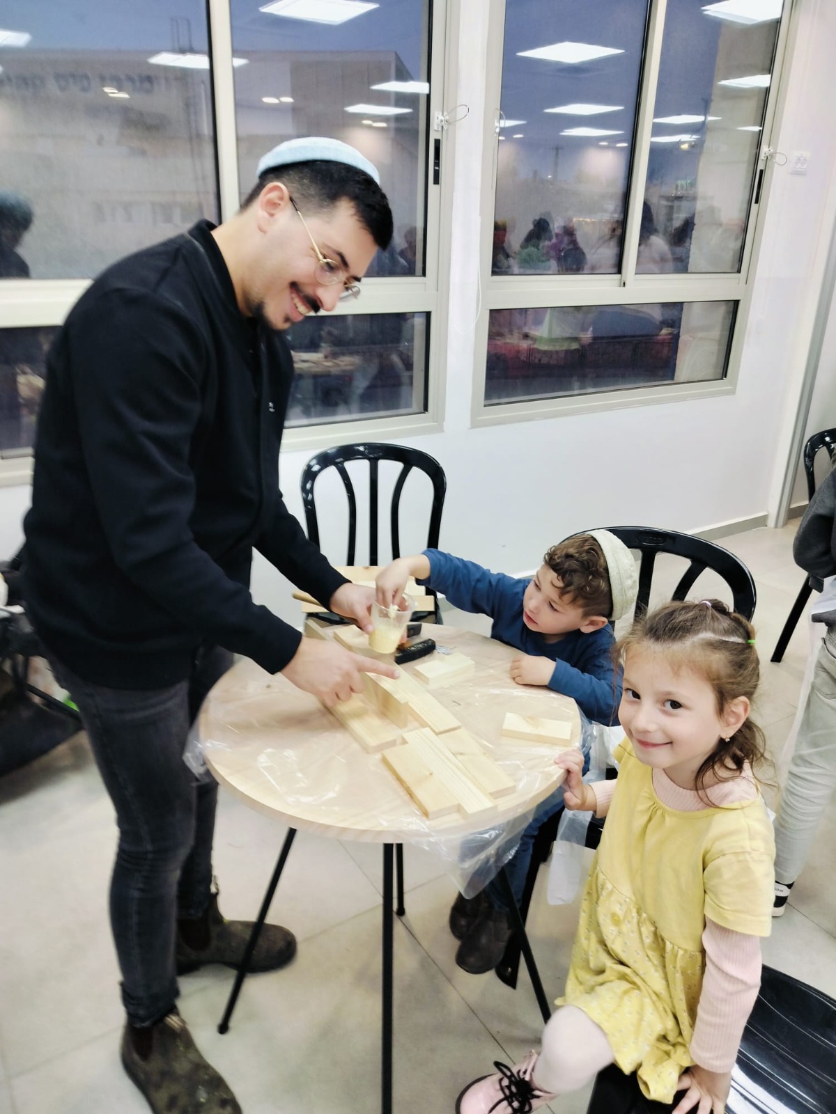 קהילת עפרה מחבקת את נופליה - בניית אדניות לכל המשפחה