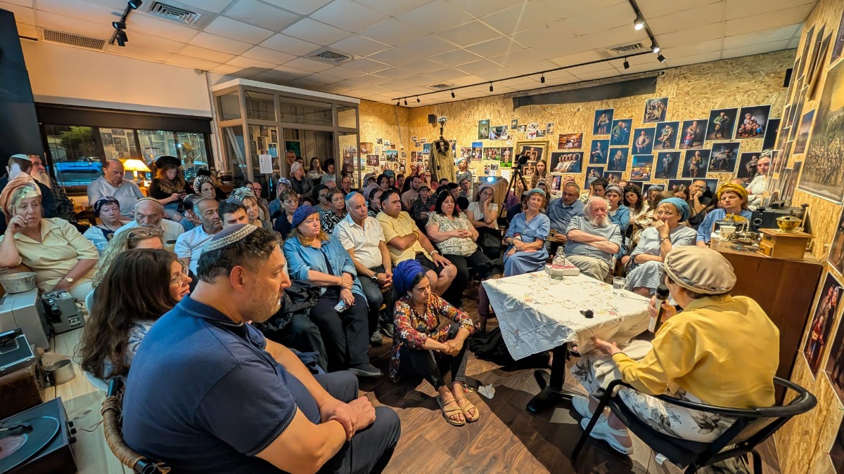 זכרון בסלון בסטודיו בר עם בת שבע מולודיק