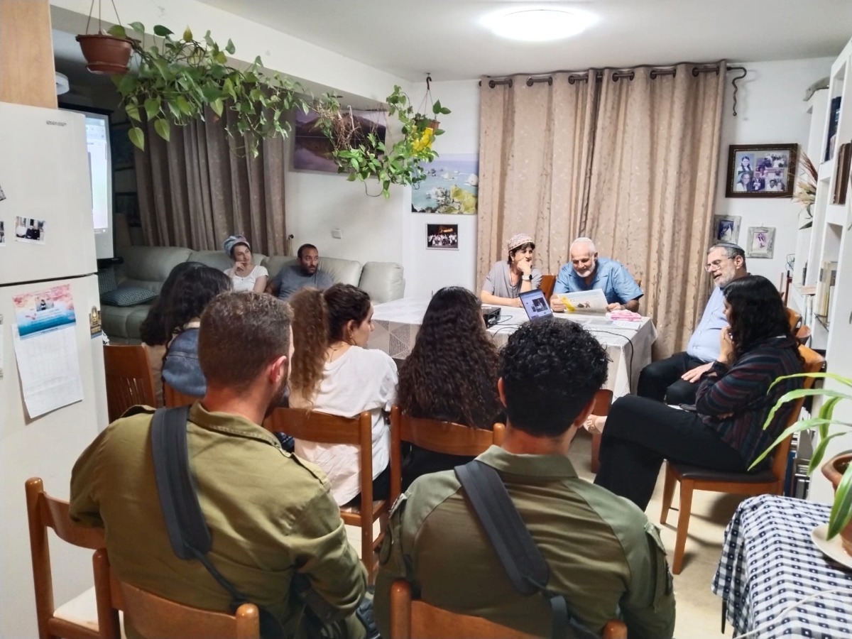 זכרון בסלון אצל יעקב שפירא