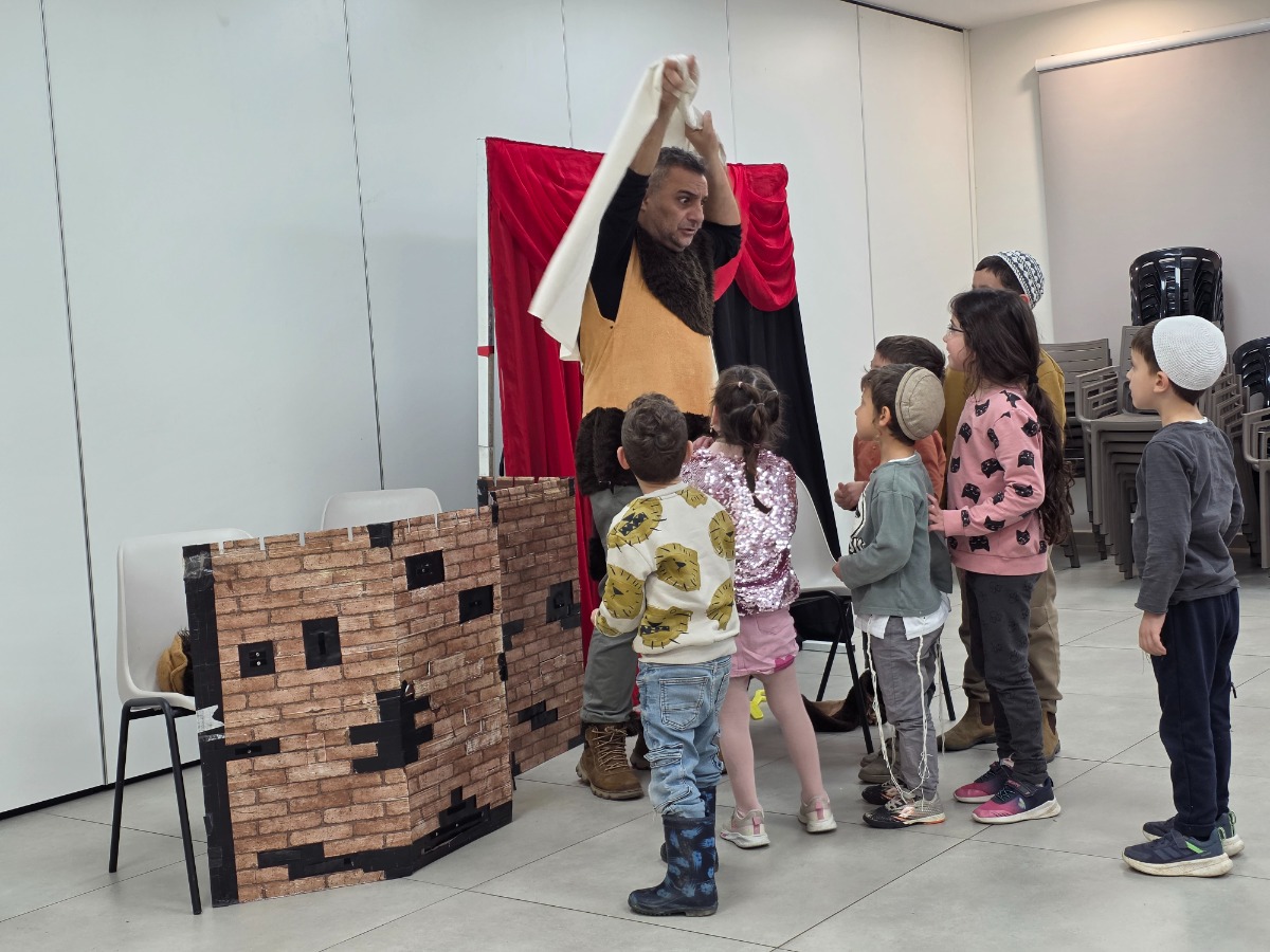 שעת סיפור בספרייה - הצגה עם עמית בן יעקב