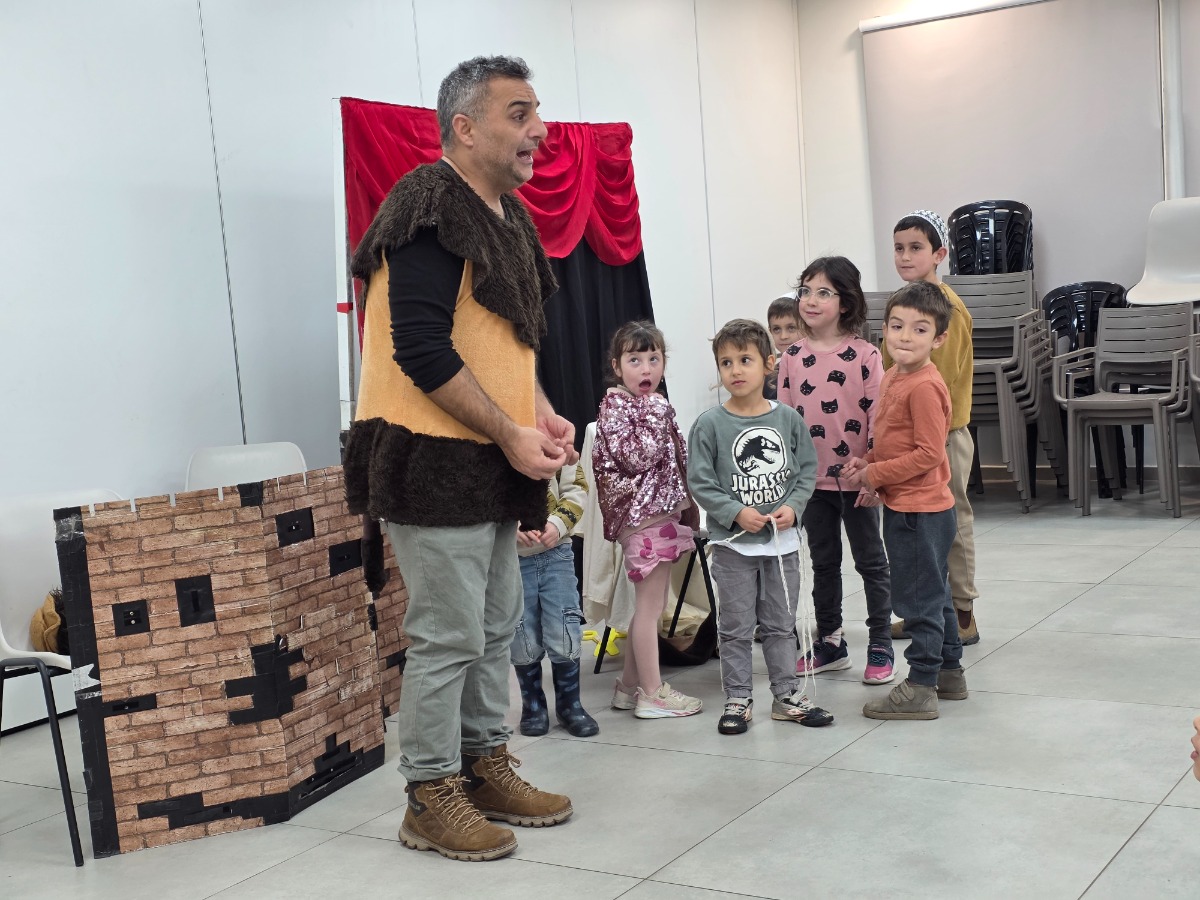 שעת סיפור בספרייה - הצגה עם עמית בן יעקב